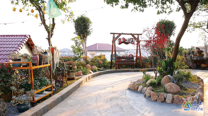 篱笆环绕、花草错落、流水叮咚……在专业美学团队的改造下,周向华家的小院焕然一新。 篱笆环绕、花草错落、流水叮咚……在专业美学团队的改造下,周向华家的小院焕然一新。