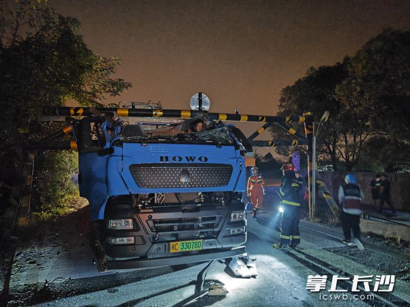 司机不小心撞上限高架受伤。  均为长沙晚报通讯员侯永奎摄