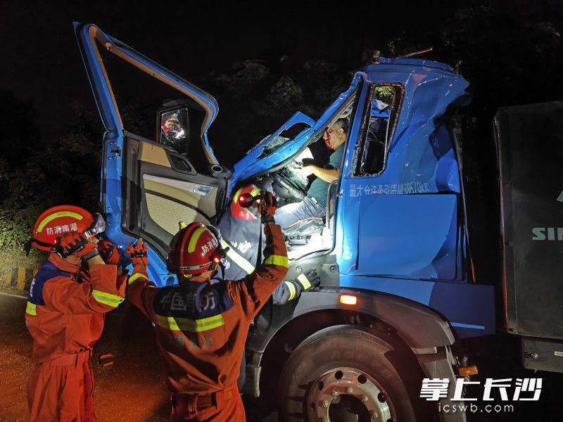 消防人员营救受伤司机。