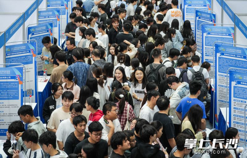 9月19日，湖南工商大学扬帆体育馆内，同学们正在寻找自己心仪的的工作岗位。 均为长沙晚报全媒体记者邹麟摄