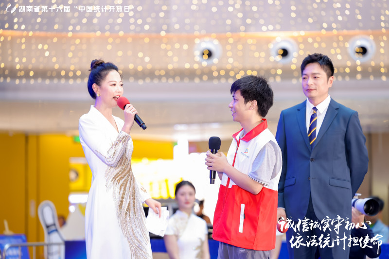 现场观众踊跃参与抢答。 现场观众踊跃参与抢答。