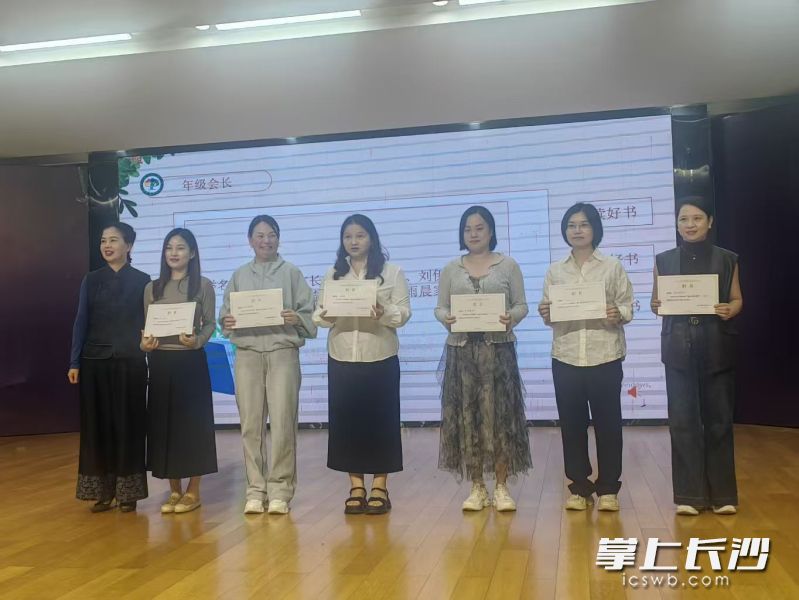 陈艳萍(左一)给6位年级读书会会长颁发聘书。