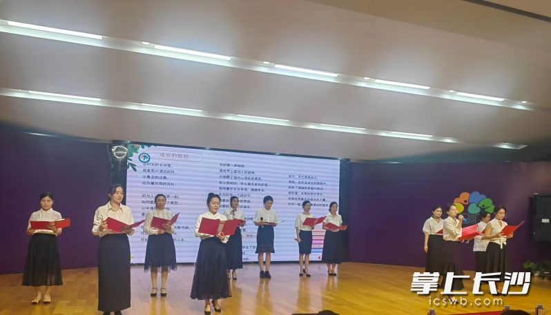 家长代表朗诵诗歌。 均为长沙晚报通讯员胡赛花供图