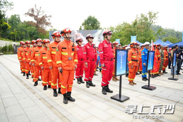 湖南湘江新区2025年森林防灭火应急救援演练今日举行。  均为长沙晚报全媒体记者林暘摄