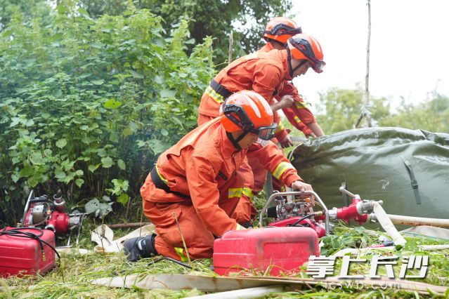 应急队伍迅速携带装备赶赴火场，进行先期扑救。