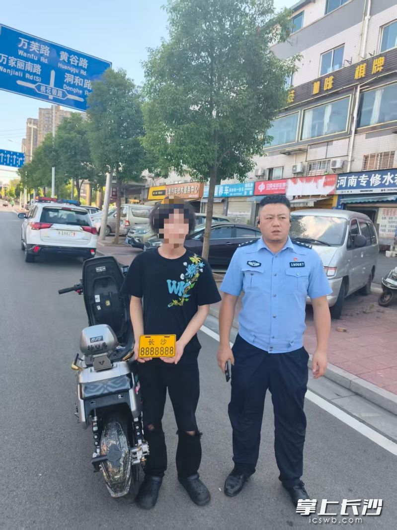 刘某被查现场。 均为雨花交警供图