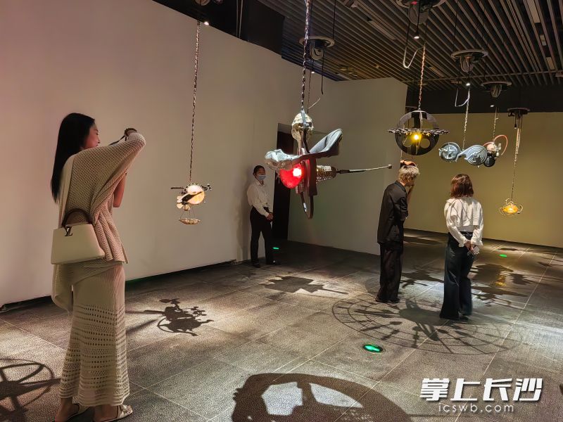 《光影万象》空间。 长沙晚报全媒体记者 肖舞 摄 《光影万象》空间。 长沙晚报全媒体记者 肖舞 摄