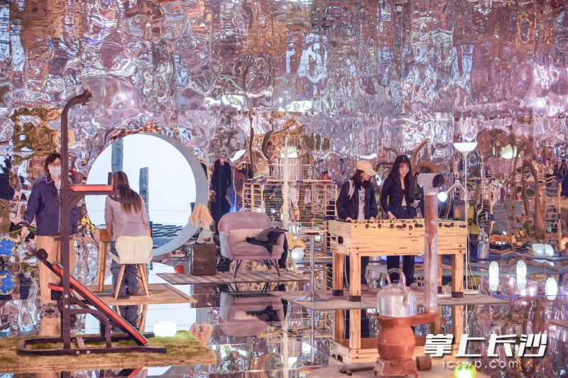 《没有人是一座孤岛》空间。 长沙晚报全媒体记者 易亿 摄 《没有人是一座孤岛》空间。 长沙晚报全媒体记者 易亿 摄