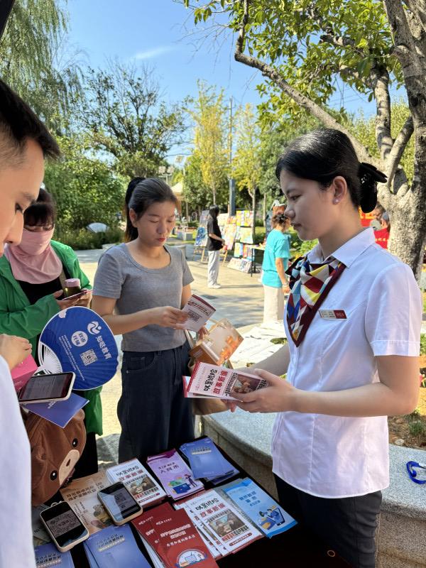 长沙银行东城支行组织开展一系列金融知识普及活动,助力提升市民金融素养与风险防范能力。 均为 通讯员供图 长沙银行东城支行组织开展一系列金融知识普及活动,助力提升市民金融素养与风险防范能力。 均为 通讯员供图