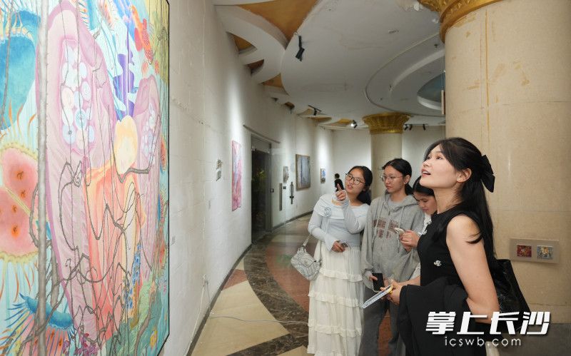 伍子婳、范可怡、杨琪三位艺术工作者联袂呈现多学科艺术展在开福区华夏路二分之一空间展出。均为长沙晚报全媒体记者 邹麟 摄