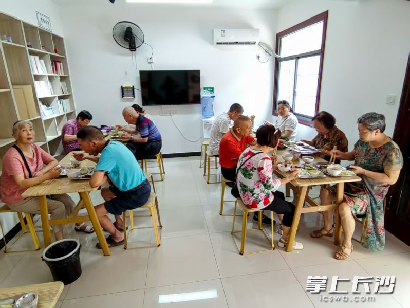 12元一餐的老年食堂深受社区老年人喜爱。 长沙晚报全媒体记者 李金 摄