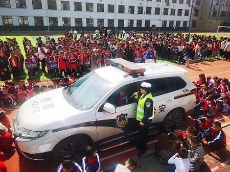学生现场体验汽车盲区。双清交警大队供图