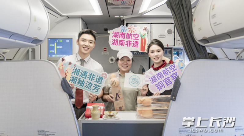 旅客积极参与临摹釉下彩纹样活动。