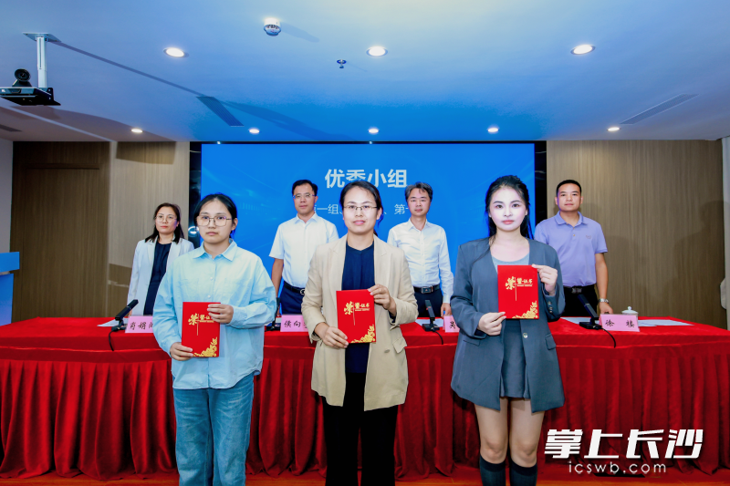 主办方为学员们颁发证书。