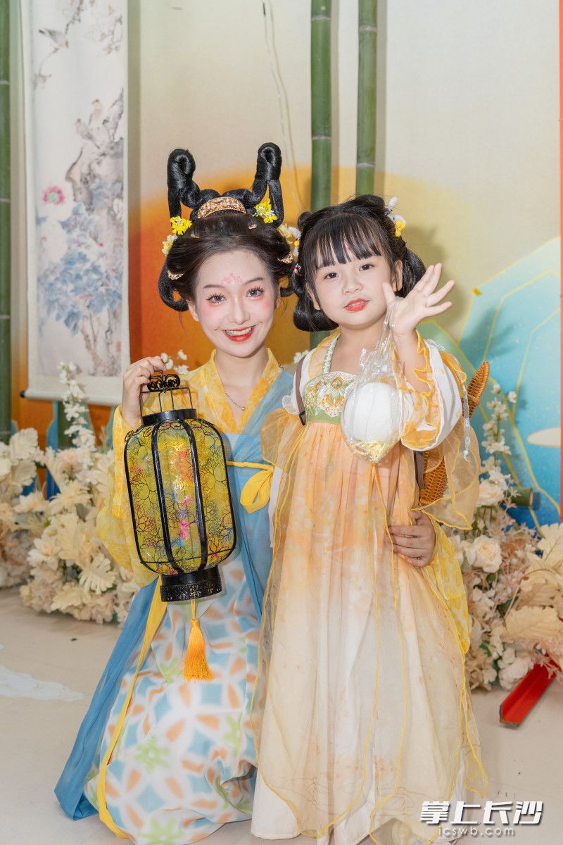 小朋友装扮成小嫦娥、小玉兔。