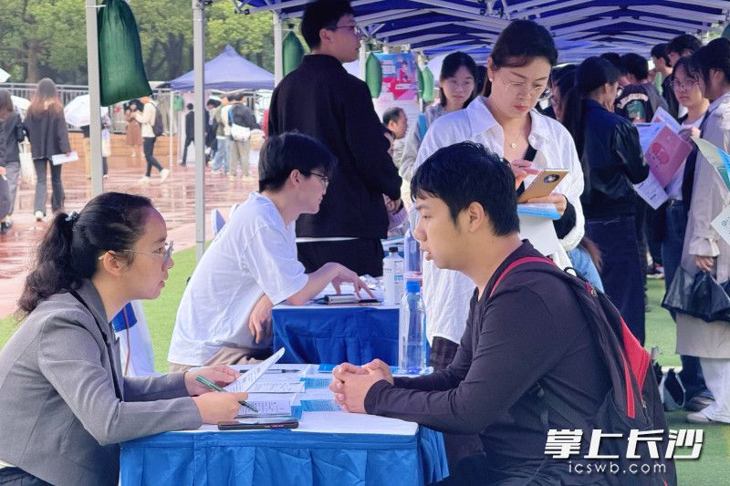 20日,2025年度“湘人才”公益招聘活动送岗进校园巡回招聘走进长沙理工大学金盆岭校区。 20日,2025年度“湘人才”公益招聘活动送岗进校园巡回招聘走进长沙理工大学金盆岭校区。