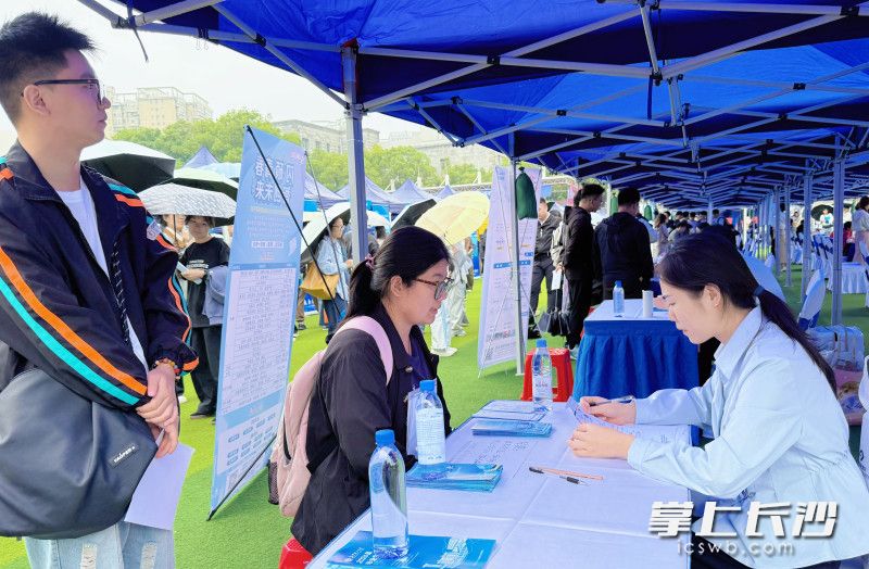 学子们详细了解用人单位岗位要求和职业发展前景。均为长沙晚报全媒体记者刘攀 摄 学子们详细了解用人单位岗位要求和职业发展前景。均为长沙晚报全媒体记者刘攀 摄