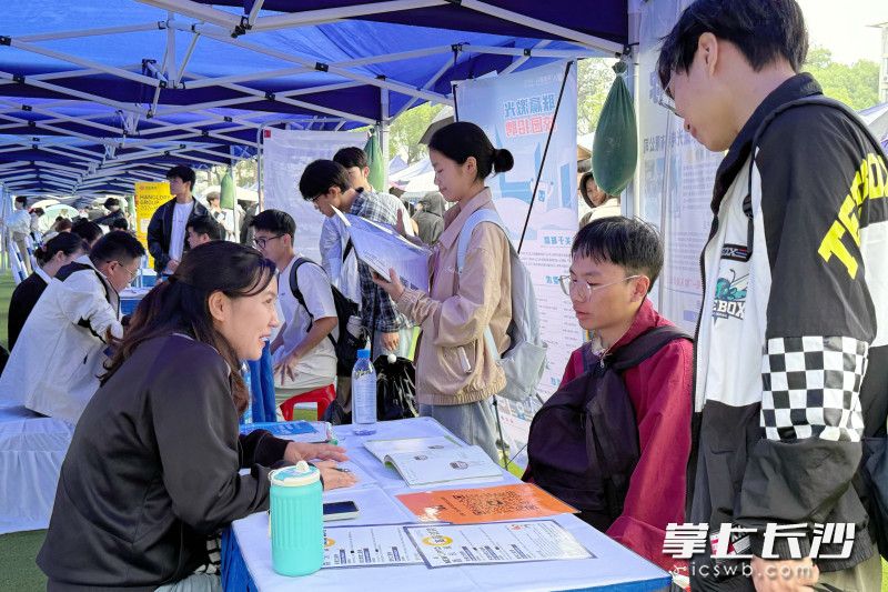 本次前来参加招聘的企业所提供的岗位与该校优势学科匹配度极高。 本次前来参加招聘的企业所提供的岗位与该校优势学科匹配度极高。