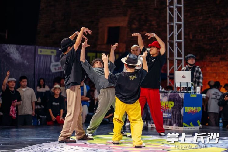 参赛队员拿出各自的看家本领。 参赛队员拿出各自的看家本领。