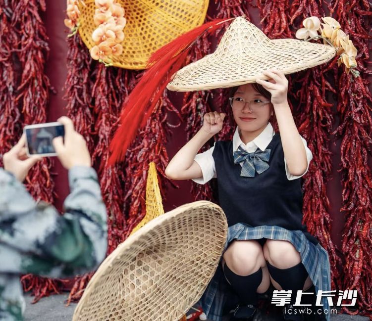 市民游客在黄兴中路“辣椒墙”打卡。 市民游客在黄兴中路“辣椒墙”打卡。