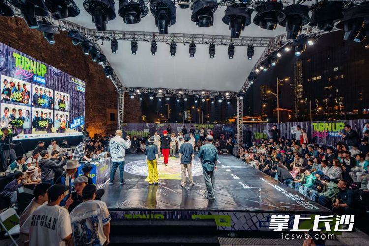 现场座无虚席。 现场座无虚席。