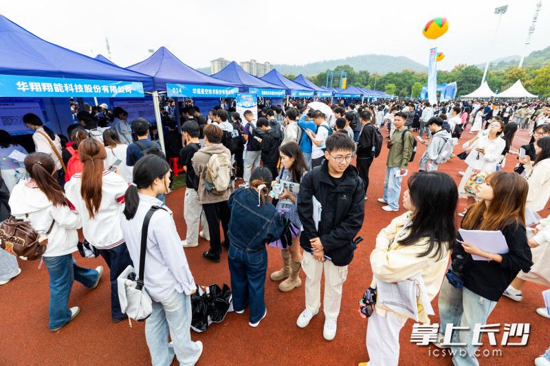 求职者们在交流。