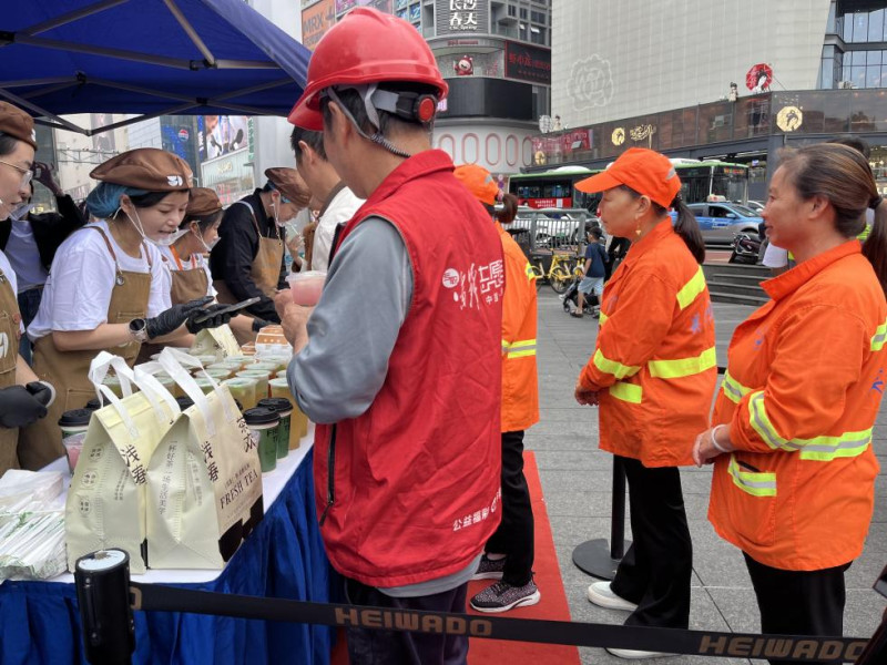 9月19日，五一商圈综合党委等在走马楼社区共同举办一场面向环卫工人、外卖配送员、网约车司机等新兴劳动群体的暖心慰问与主题游园活动。均为通讯员供图