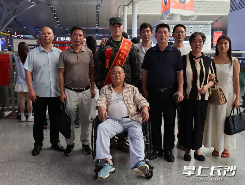 王乐凯和家人合影。