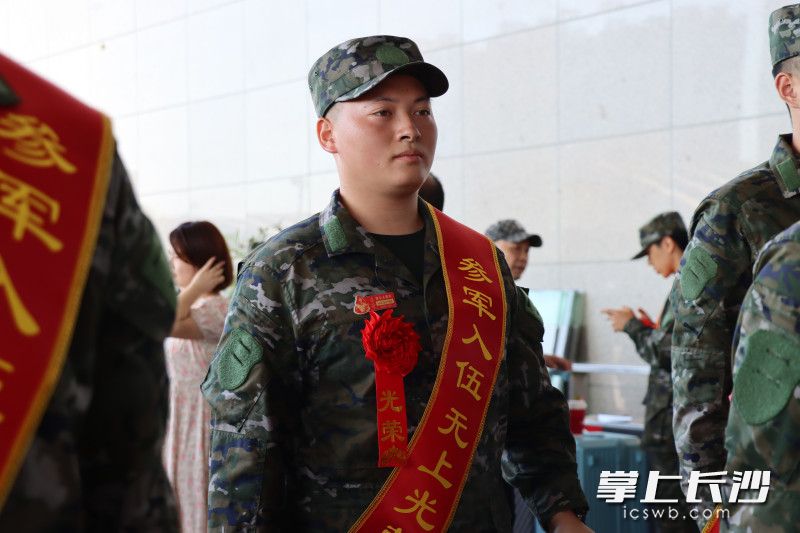 王乐凯在车站。 均为长沙晚报通讯员曾颖供图