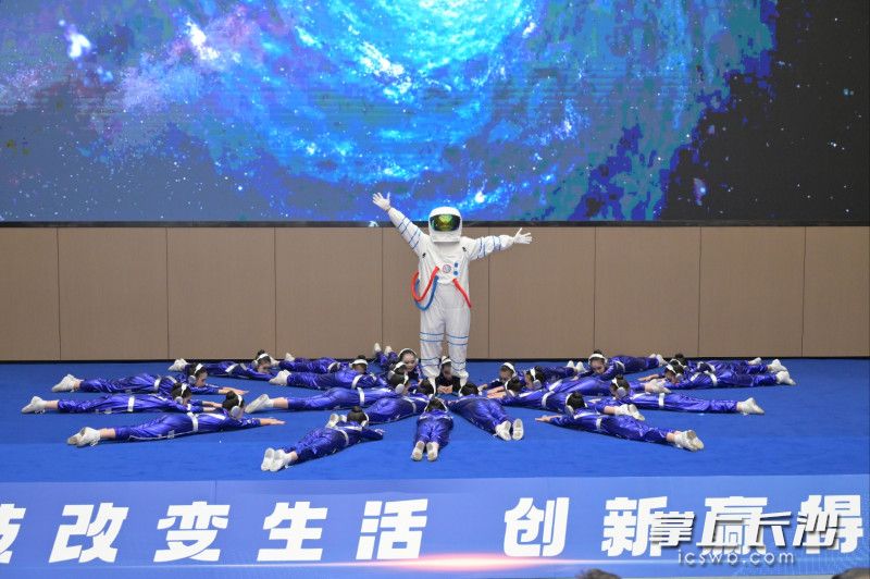 现场表演。
