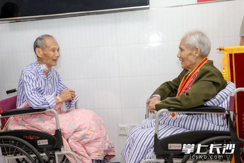 两位老兵畅聊往昔。 两位老兵畅聊往昔。