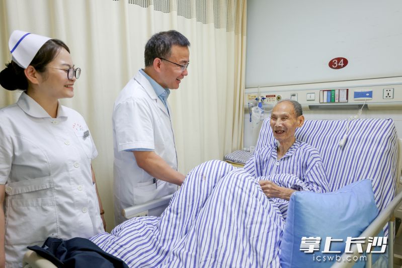 医护人员给谢青林爷爷查房。 医护人员给谢青林爷爷查房。