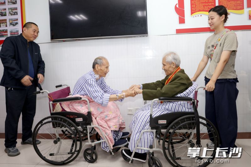 初次见面,贾纵云爷爷(右)与谢青林爷爷一见如故。 均为长沙晚报全媒体记者徐媛,通讯员邹丽、郑一山摄 初次见面,贾纵云爷爷(右)与谢青林爷爷一见如故。 均为长沙晚报全媒体记者徐媛,通讯员邹丽、郑一山摄