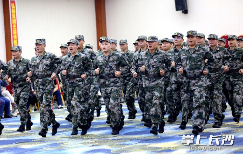 参训民兵入场。