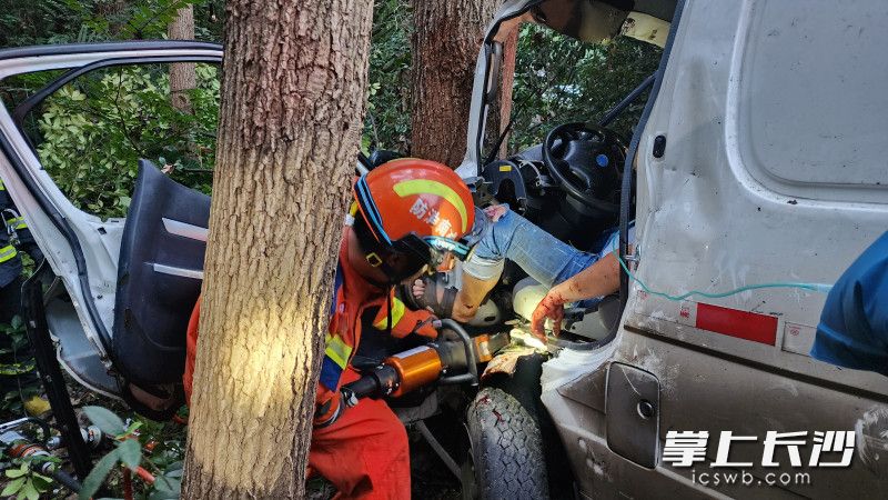 消防员正在救援被困司机。 长沙晚报通讯员 时小尧 摄