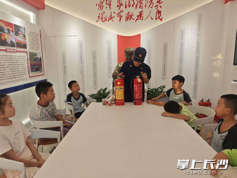 书堂山消防救援站利用锋驿站为辖区小学生开展“开学第一课”消防安全知识培训。 长沙晚报通讯员 毛宏东 摄