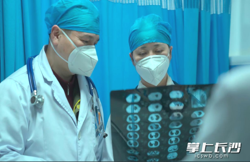 患者到医院后，医生为其进行肺部CT检查。均为通讯员供图