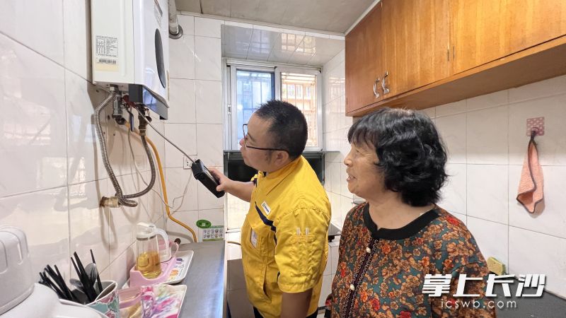 长沙新奥燃气安检人员在检测燃气器具的安全情况，并指导吴阿姨做好长期不住家时的燃气风险防范。 长沙晚报全媒体记者 周辉霞 摄