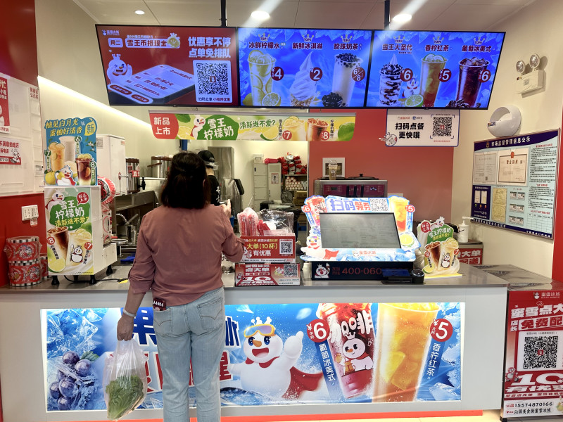 蜜雪冰城沁园店内，顾客正在选购饮品。长沙晚报全媒体记者 贾凯清 摄