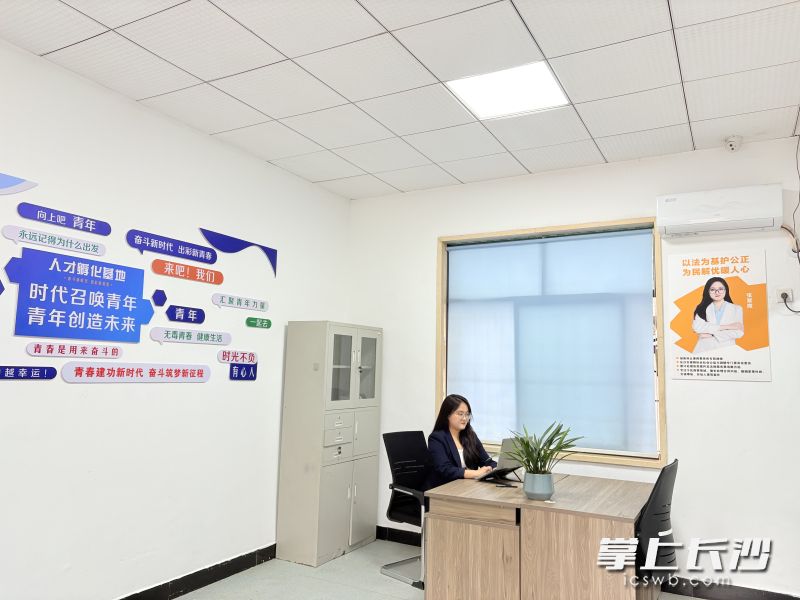 青年律师小张首批免租金入驻“背包客”孵化空间，空间为她开展的基层法务工作提供很大便利。