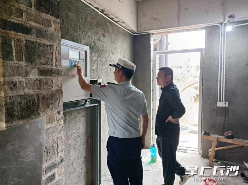 消防执法人员在检查中。 长沙晚报通讯员 熊方圆 摄
