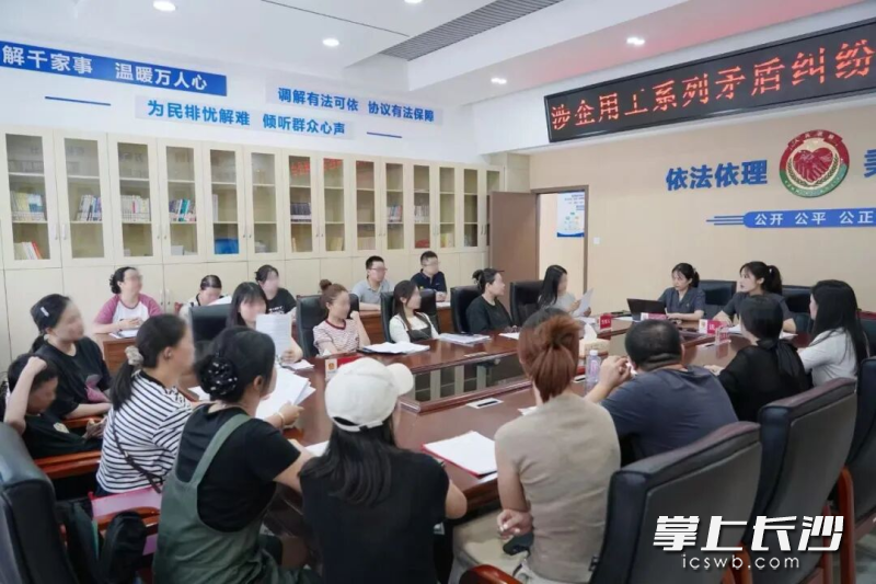 法院组织三方调解。 法院供图