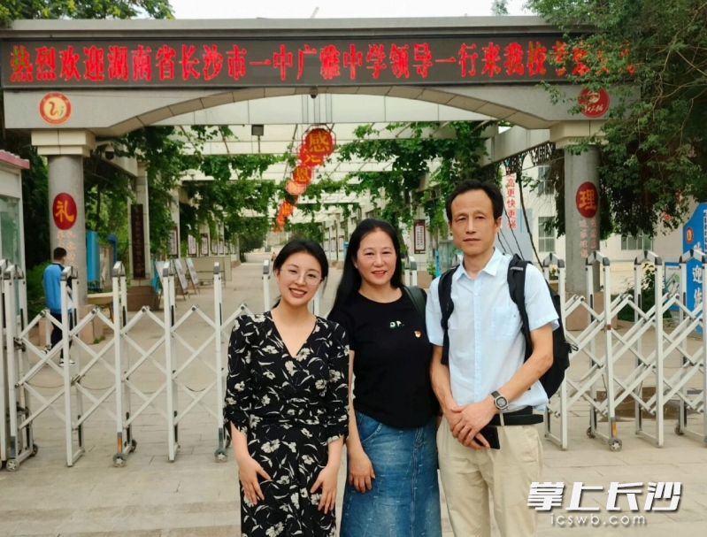 吴军老师（右一）在新疆吐鲁番实验学校考察交流。
