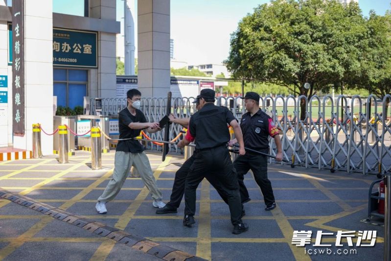 长沙市实验中学以“演习就是实战”的严谨态度，接连开展反恐防暴应急演练与宿舍消防疏散演练。 均为长沙晚报通讯员马腾宇摄