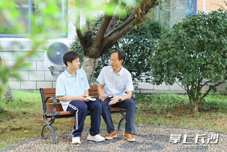 与学生在校园里，或解惑或谈心，是长沙市一中广雅中学吴军老师的教学常态。 均为长沙晚报通讯员黄为摄