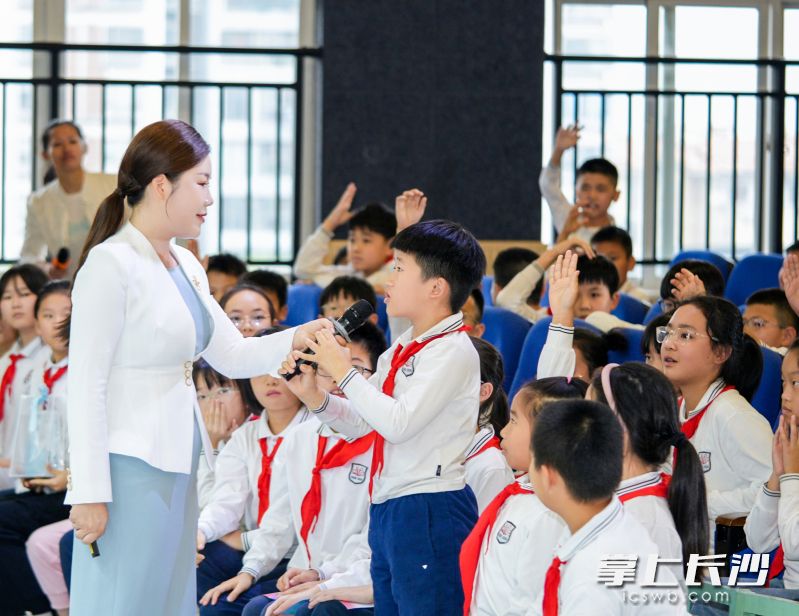 问答环节中,同学们与专家互动。 均为长沙晚报通讯员朱菱、旷航摄 问答环节中,同学们与专家互动。 均为长沙晚报通讯员朱菱、旷航摄