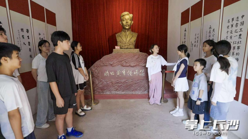 返乡大学生进行红色宣讲。均为通讯员 文在渊 供图 返乡大学生进行红色宣讲。均为通讯员 文在渊 供图