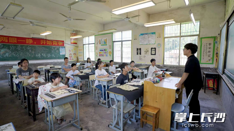 书法班正在教学。 书法班正在教学。