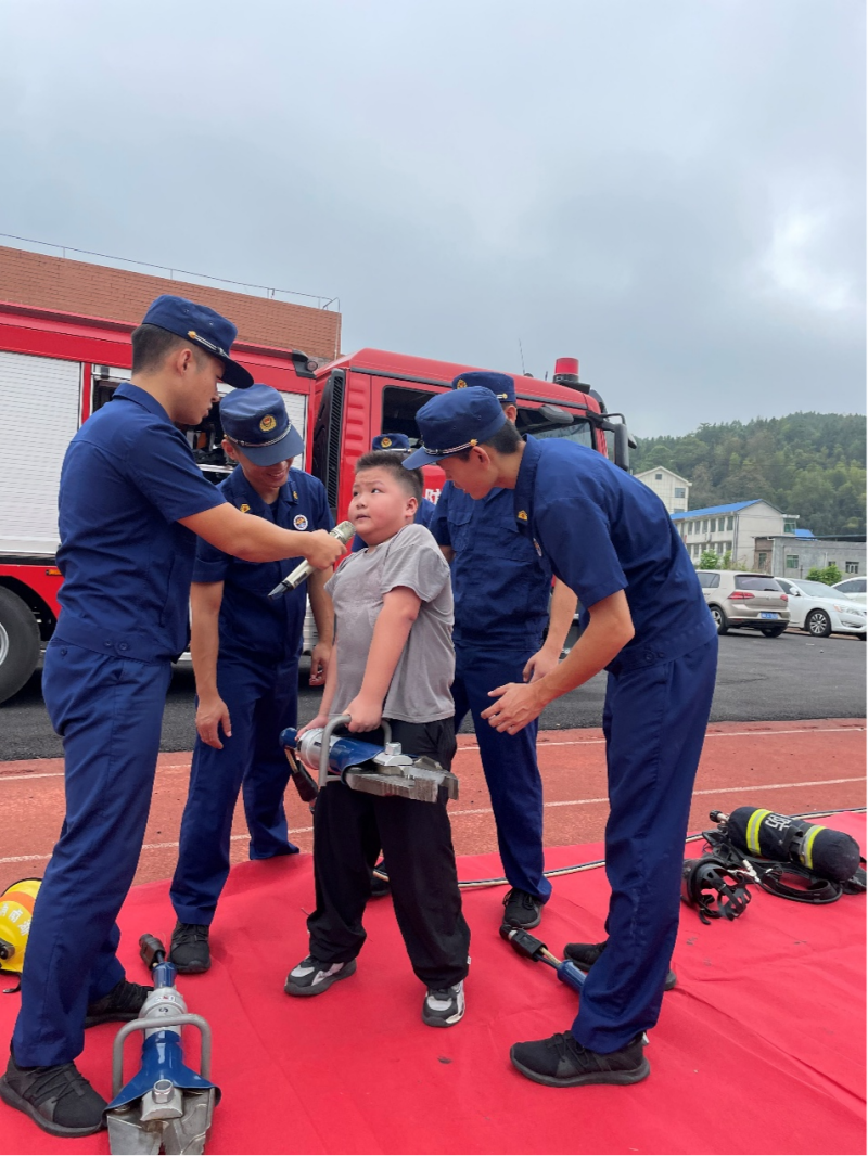 澄潭江镇关工委联动大圣完全小学开展“消防科普启心智 安全演练守平安”主题活动。通讯员供图 澄潭江镇关工委联动大圣完全小学开展“消防科普启心智 安全演练守平安”主题活动。通讯员供图