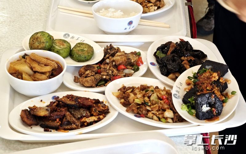 湘菜飘香。 湘菜飘香。